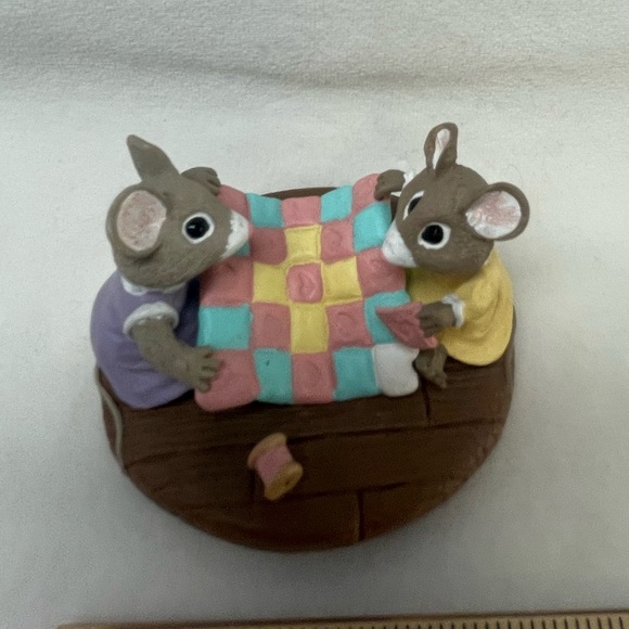 Mice with Quilt Tender Touches Hallmark Figurine - Picture 2 of 8